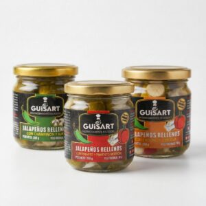 Pack Trilogía de jalapeños verdes rellenos marca Guisart en frascos de vidrio.
